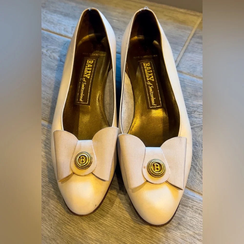 Bally Vintage Size 7 off white ribbon metal B emblem accent dress shoe